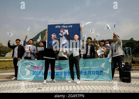 26 aprile 2018 - Seoul, Corea del Sud-Corea il popolo gridò slogan durante un vertice intercoreano di sostegno vicino alla casa blu del presidente a Seoul, Corea del Sud. Il sumit della Corea del Sud si è tenuto il 27 aprile 2018. Foto Stock