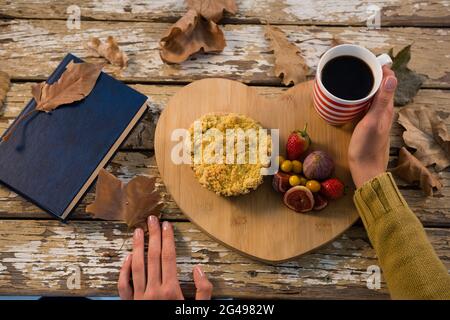 Mano tagliata di donna che ha cibo Foto Stock