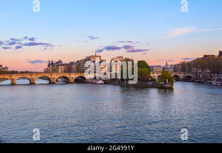 Parigi / Francia - Aprile 04 2019: Il ponte più antico ( Pont Neuf ) attraverso la Senna e gli edifici storici di Parigi al tramonto Foto Stock