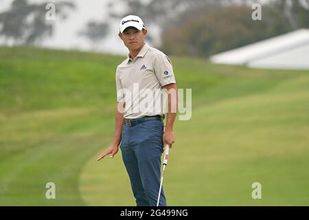 San Diego, Stati Uniti. 19 giugno 2021. Collin Morikawa degli Stati Uniti, guarda il suo tiro sulla seconda fairway durante il terzo round al 121esimo US Open Championship al campo da golf Torrey Pines di San Diego, California, sabato 19 giugno 2021. Foto di Richard Ellis/UPI Credit: UPI/Alamy Live News Foto Stock