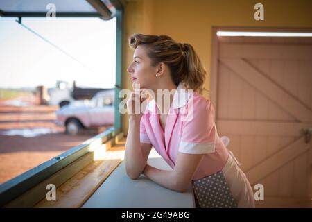 Cameriera permanente al contatore nel ristorante Foto Stock