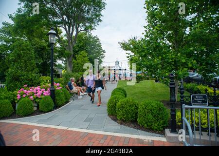 Cape May, Stati Uniti. 19 giugno 2021. Una coppia esce dai festeggiamenti sabato 19 giugno 2021 durante la grande festa di apertura del Harriet Tubman al Rotary Park a Cape May, New Jersey. ( Credit: William Thomas Cain/Alamy Live News Foto Stock