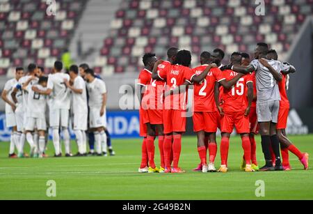 Doha, Qatar. 19 giugno 2021. I giocatori di Sudan (R) e Libia si riuniscono durante la partita di calcio del turno di qualificazione della Coppa araba FIFA Qatar 2021 tra Libia e Sudan a Doha, Qatar, 19 giugno 2021. Credit: Nikku /Xinhua/Alamy Live News Foto Stock