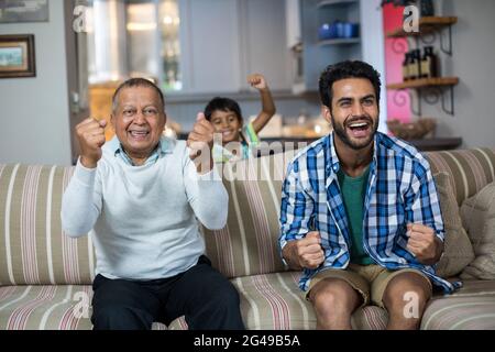 La tua famiglia si è pugnalata mentre guardi la partita di calcio Foto Stock