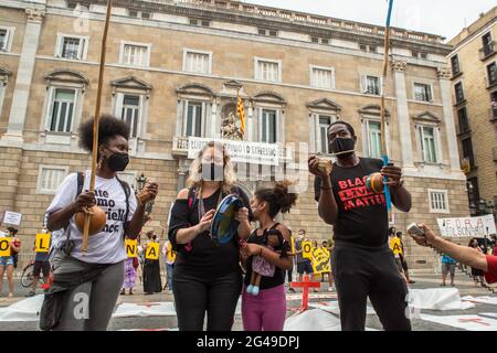 Barcellona, Spagna. 19 giugno 2021. I manifestanti sono visti suonare strumenti tipici brasiliani durante la manifestazione.Sabato 29 luglio, giornata segnata da manifestazioni nelle principali città del Brasile contro il presidente brasiliano, Jair Bolsonaro. I brasiliani che si trovano a Barcellona hanno tenuto una manifestazione di fronte al consiglio comunale di Barcellona per unirsi alle proteste del loro paese natale. (Foto di Thiago Prudencio/SOPA Images/Sipa USA) Credit: Sipa USA/Alamy Live News Foto Stock