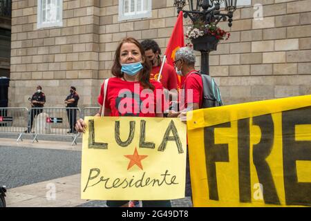 Barcellona, Spagna. 19 giugno 2021. Un protetore che indossa una camicia con il volto dell'ex presidente brasiliano, Luiz Inacio Lula da Silva visto con un cartello che dice 'presidente Lula' durante la manifestazione.il Sabato, 29 luglio, giorno segnato da manifestazioni nelle principali città del Brasile contro il presidente brasiliano, Jair Bolsonaro. I brasiliani che si trovano a Barcellona hanno tenuto una manifestazione di fronte al consiglio comunale di Barcellona per unirsi alle proteste del loro paese natale. (Foto di Thiago Prudencio/SOPA Images/Sipa USA) Credit: Sipa USA/Alamy Live News Foto Stock