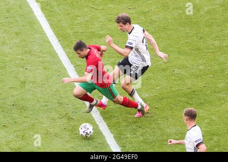 Monaco, Germania. 19 giugno 2021. Thomas Mueller (top R) della Germania vies con Raphael Guerreiro del Portogallo durante la partita del Campionato UEFA Euro 2020 Gruppo F tra Portogallo e Germania a Monaco di Baviera, Germania, 19 giugno 2021. Credit: Shan Yuqi/Xinhua/Alamy Live News Foto Stock