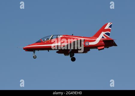 XX245, un British Aerospace Hawk T1 gestito dalla Royal Air Force Aerobatic Team, le frecce rosse, che arriva all'aeroporto di Prestwick in Ayrshire, Scozia. La squadra si fermò a Prestwick, prima di volare in Irlanda del Nord il giorno seguente, per esibirsi per il giorno delle forze armate. Foto Stock