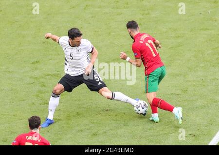 Monaco, Germania. 19 giugno 2021. Mats Hummels (TOP L) della Germania vies con Bruno Fernandes del Portogallo durante la partita del Gruppo F del Campionato UEFA Euro 2020 a Monaco di Baviera, Germania, 19 giugno 2021. Credit: Shan Yuqi/Xinhua/Alamy Live News Foto Stock