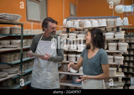 Vasaio maschio e femmina che interagiscono tra loro Foto Stock