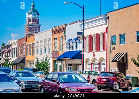 Il traffico delle ore di punta percorre Main Street, il 22 luglio 2011, a Columbus, Mississippi. Foto Stock