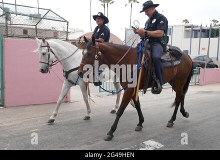 Venezia, California, USA 18 giugno 2021 una visione generale dell'atmosfera dei cavalli di polizia a Venice Beach a Venezia, California, USA. Foto di Barry King/Alamy Stock foto Foto Stock