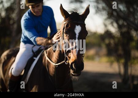 Equitazione jockey al fienile Foto Stock