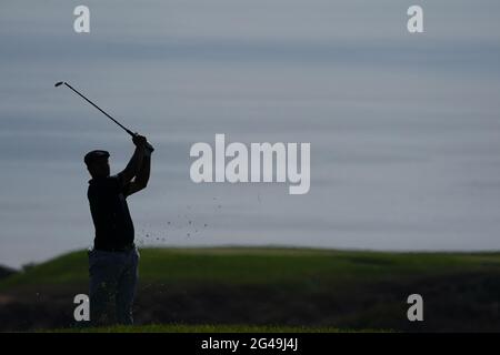 La silhouette di Bryson DeChambeau ha girato il secondo colpo sulla diciassettesima buca durante il terzo round del campionato US Open 2021 nel campo da golf di Torrey Pines a San Diego, California, USA il 19 giugno 2021. Credit: J.D. Cuban/AFLO/Alamy Live News Foto Stock