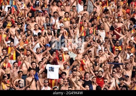 Tunisi, Tunisia. 19 giugno 2021. I fan di Esperance Sportive de Tunis si acclamano per la loro squadra durante la prima partita di calcio semi-finale della CAF Champions League tra Esperance Sportive de Tunis della Tunisia e al-Ahly dell'Egitto allo Stadio Olimpico di Rades. (Punteggio finale; Esperance sportivo 0: 1 al-Ahly egiziano). (Foto di Jdidi wassim/SOPA Images/Sipa USA) Credit: Sipa USA/Alamy Live News Foto Stock