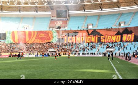 Tunisi, Tunisia. 19 giugno 2021. I fan di Esperance Sportive de Tunis si acclamano per la loro squadra durante la prima partita di calcio semi-finale della CAF Champions League tra Esperance Sportive de Tunis della Tunisia e al-Ahly dell'Egitto allo Stadio Olimpico di Rades. (Punteggio finale; Esperance sportivo 0: 1 al-Ahly egiziano). (Foto di Jdidi wassim/SOPA Images/Sipa USA) Credit: Sipa USA/Alamy Live News Foto Stock