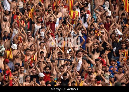 Tunisi, Tunisia. 19 giugno 2021. I fan di Esperance Sportive de Tunis si acclamano per la loro squadra durante la prima partita di calcio semi-finale della CAF Champions League tra Esperance Sportive de Tunis della Tunisia e al-Ahly dell'Egitto allo Stadio Olimpico di Rades. (Punteggio finale; Esperance sportivo 0: 1 al-Ahly egiziano). (Foto di Jdidi wassim/SOPA Images/Sipa USA) Credit: Sipa USA/Alamy Live News Foto Stock