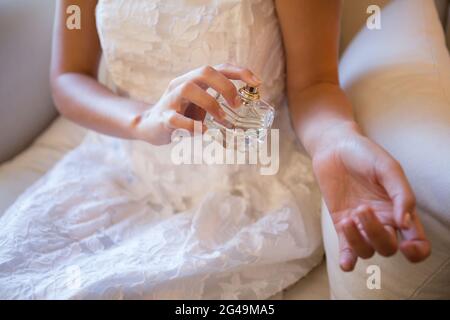 Sezione centrale del profumo di spruzzatura della sposa a portata di mano Foto Stock