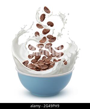 Fiocchi di mais al cioccolato con spruzzi di latte isolati su sfondo bianco Foto Stock