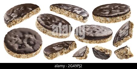 Torte di riso al cioccolato isolate su sfondo bianco con percorso di ritaglio Foto Stock