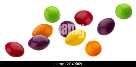 Noci e uvetta multicolori in caduta isolati su sfondo bianco Foto Stock