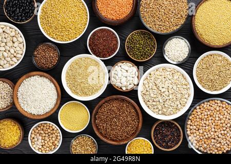 Cereali, cereali, semi e fagioli diversi, vista dall'alto con spazio per la copia Foto Stock