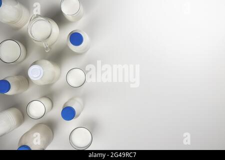 Confezionamento prodotti lattiero-caseari su sfondo bianco, vista dall'alto Foto Stock