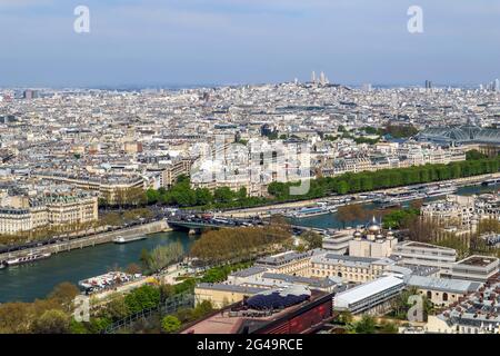 Vista aerea della città di Parigi e il Fiume Senna dalla Torre Eiffel. La Francia. Aprile 2019 Foto Stock