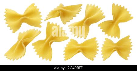 Pasta farfalle cruda isolata su fondo bianco Foto Stock