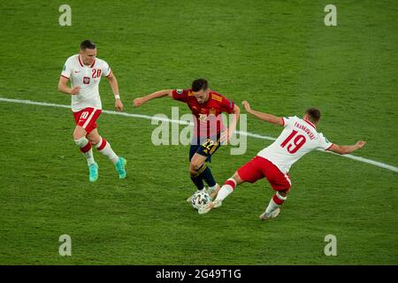 Siviglia, Spagna. 19 giugno 2021. La spagnola Pablo Sarabia (C) viola con la polacca Przemyslaw Frankowski durante la partita del Gruppo e alla UEFA Euro 2020 a Siviglia, Spagna, 19 giugno 2021. Credit: Meng Dingbo/Xinhua/Alamy Live News Foto Stock