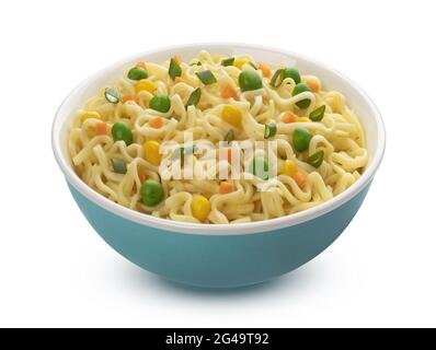 Tagliatelle istante nel recipiente isolato su sfondo bianco Foto Stock