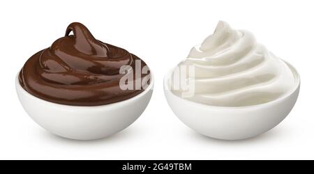 Ciotola di crema di cioccolato e latte alla vaniglia isolata su fondo bianco Foto Stock