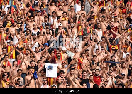 Tunisi, Tunisia. 19 giugno 2021. I fan di Esperance Sportive de Tunis si acclamano per la loro squadra durante la prima partita di calcio semi-finale della CAF Champions League tra Esperance Sportive de Tunis della Tunisia e al-Ahly dell'Egitto allo Stadio Olimpico di Rades.(Punteggio finale; Esperance Sportivo 0: 1 al-Ahly dell'Egitto). Credit: SOPA Images Limited/Alamy Live News Foto Stock