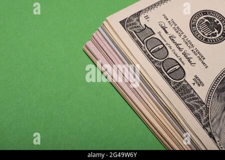 Un frammento del dollaro americano può essere visto sul tavolo. Foto Stock