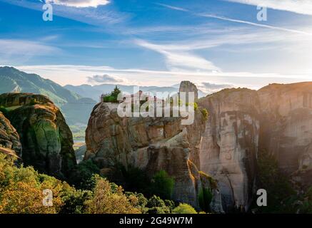 Il Monastero della Santissima Trinità, a Meteora, Grecia. Paesaggio panoramico al tramonto. Foto Stock