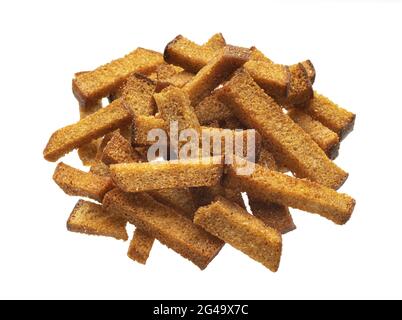 Cumulo di crostini di pane di segale, bastoncini di pane salati isolati su sfondo bianco Foto Stock