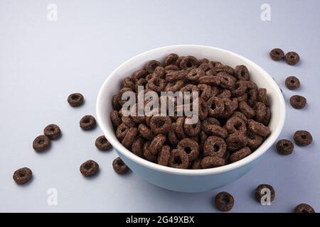 Anelli di mais al cioccolato isolati su sfondo bianco Foto Stock