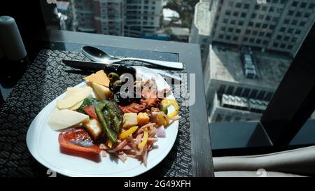 Cibo pranzo gourmet al 35° piano con vista dall'alto Foto Stock