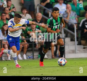 Austin, Texas, Stati Uniti. 19 giugno 2021. Nick Lima (24), difensore del FC di Austin, muove la palla durante la seconda metà di una partita di calcio della Major League tra il FC di Austin e i terremoti di San Jose il 19 giugno 2021 ad Austin, Texas. La partita ha terminato un sorteggio di 0-0. Credit: Scott Coleman/ZUMA Wire/Alamy Live News Foto Stock