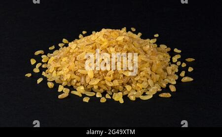 Mucchio di grano saraceno secco isolato su sfondo nero Foto Stock
