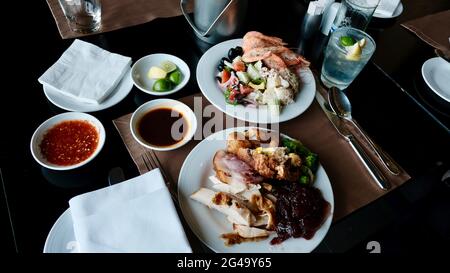 Pranzo a buffet a cinque Stelle Smorgasbord cibo sul tavolo a Pattaya Thailandia tutto quello che si può mangiare pelo sul cibo sul piatto Foto Stock