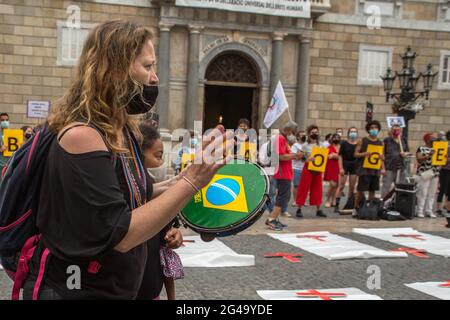 Barcellona, Spagna. 19 giugno 2021. I manifestanti sono visti suonare strumenti tipici brasiliani durante la manifestazione.Sabato 29 luglio, giornata segnata da manifestazioni nelle principali città del Brasile contro il presidente brasiliano, Jair Bolsonaro. I brasiliani che si trovano a Barcellona hanno tenuto una manifestazione di fronte al consiglio comunale di Barcellona per unirsi alle proteste del loro paese natale. Credit: SOPA Images Limited/Alamy Live News Foto Stock