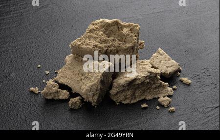 Pezzi di halva di girasole su sfondo nero Foto Stock