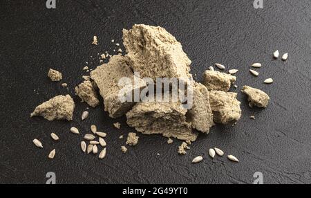 Pezzi di halva di girasole su sfondo nero Foto Stock