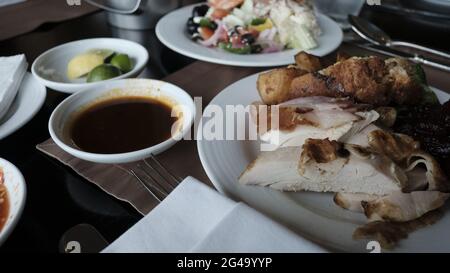 Pranzo a buffet a cinque Stelle Smorgasbord cibo sul tavolo a Pattaya Thailandia tutto quello che si può mangiare pelo sul cibo sul piatto Foto Stock