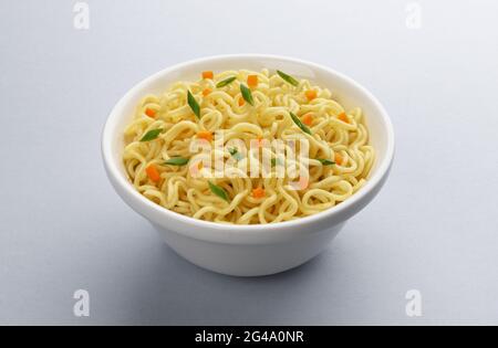 Tagliatelle istantanee con verdure ed erbe isolate su fondo bianco Foto Stock