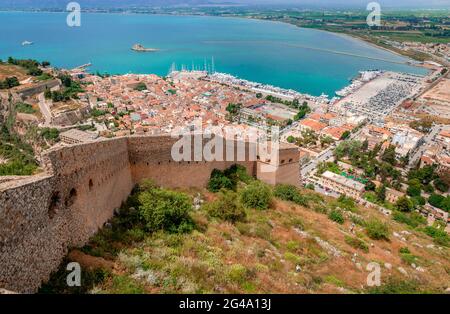 Nafpio, Grecia: Vista della città e del porto da Palamidi. Foto Stock