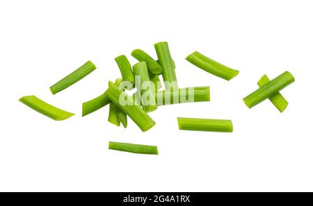 Erba cipollina tritata, cipolle verdi fresche isolate su sfondo bianco Foto Stock