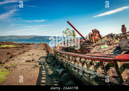 Naufragi di barche da pesca a Salen, sull'isola di Mull. Il suono di Mull è sullo sfondo. Scozia, agosto 2019. Foto Stock