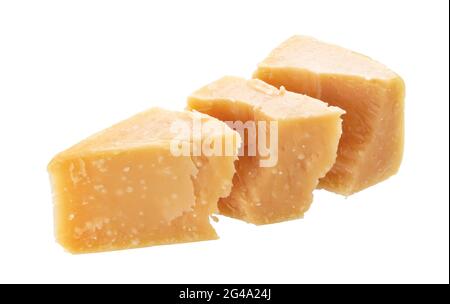 Triangolo spezzato di parmigiano con foglie di basilico isolate su sfondo bianco Foto Stock